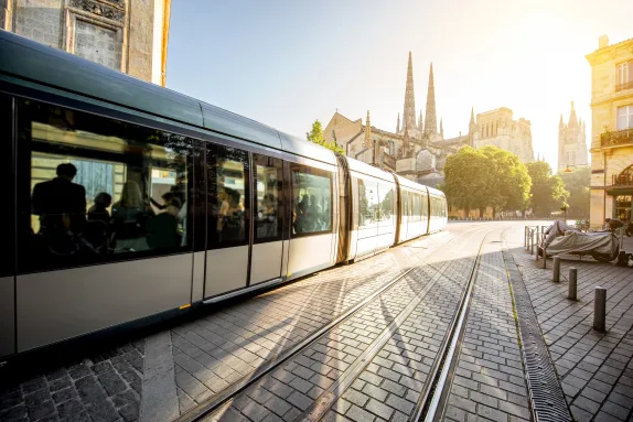 Photo d'une rame de tram à l'extérieur d'une ville